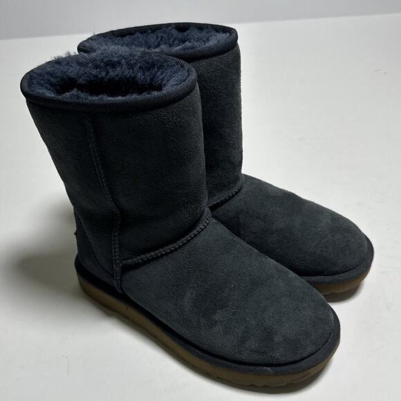 Ugg Women CLASSIC SHORT II BOOT S/N 1016223 Sheepskin, Wool Size 6 - Picture 2 of 13
